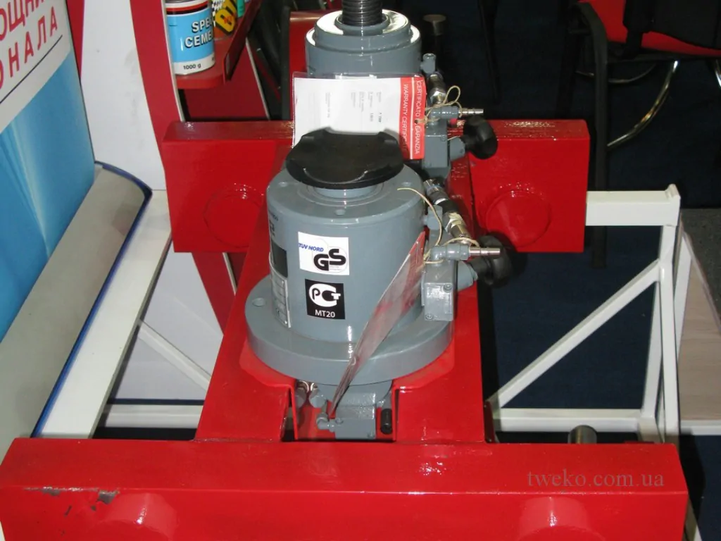 Lifting mechanisms